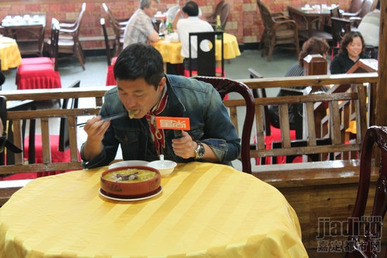 主持人口吃_主持人: 哎,你们怎么吃碗呢?-每日农经